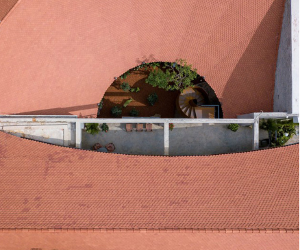 开元棋脾app：令人印象深刻的建筑，其弧形屋顶系统覆盖着80